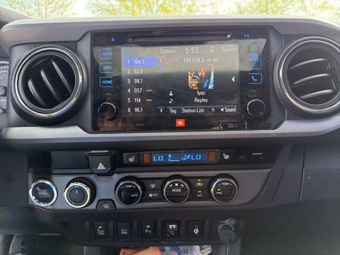 Used 2017 Toyota Tacoma TRD Sport image 10