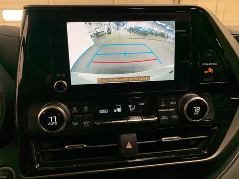 Used 2024 Toyota Highlander LE image 5