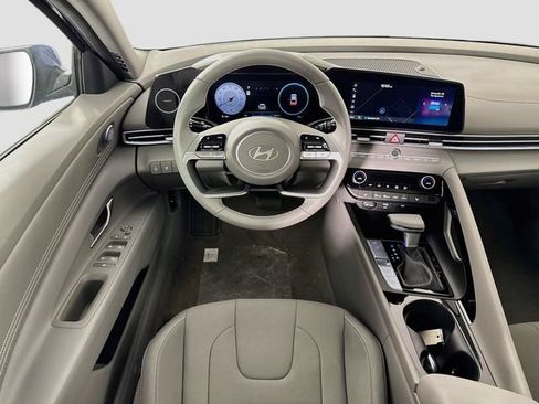 Certified 2025 Hyundai Elantra SEL FWD image 17