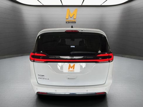 Used 2024 Chrysler Pacifica Touring-L image 7
