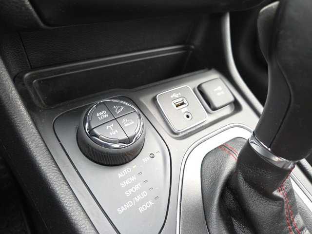 Used 2019 Jeep Cherokee Trailhawk w/ Cold Weather Group AWD/4WD image 17