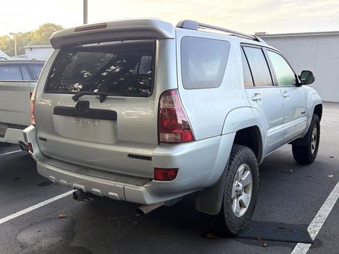 Used 2005 Toyota 4Runner SR5 AWD/4WD image 4