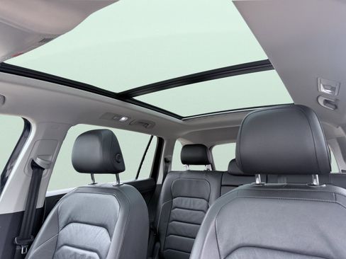 Used 2019 Volkswagen Tiguan SEL Premium image 3