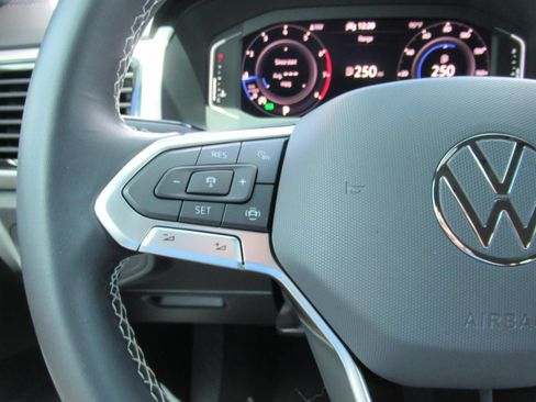 Used 2022 Volkswagen Atlas Cross Sport SE FWD image 23