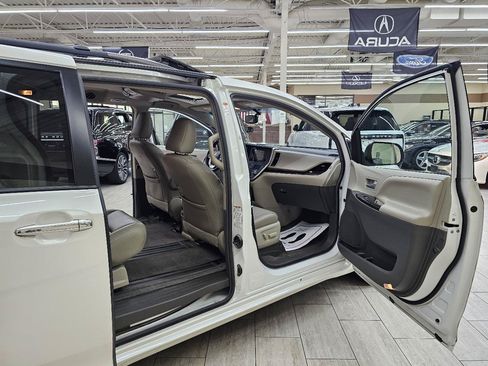 Used 2016 Toyota Sienna XLE w/ XLE Navigation Package FWD image 14
