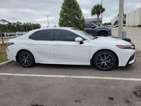 Certified 2022 Toyota Camry SE image 5