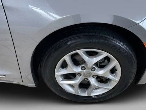 Used 2020 Chrysler Pacifica Limited image 22