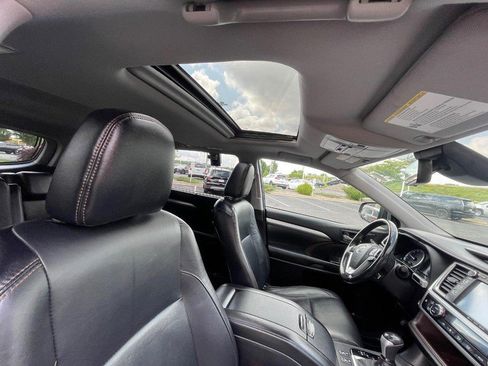 Used 2018 Toyota Highlander XLE AWD/4WD image 11