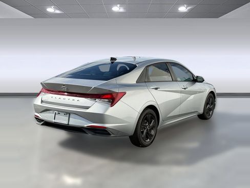 Used 2021 Hyundai Elantra SEL w/ Convenience Package FWD image 8