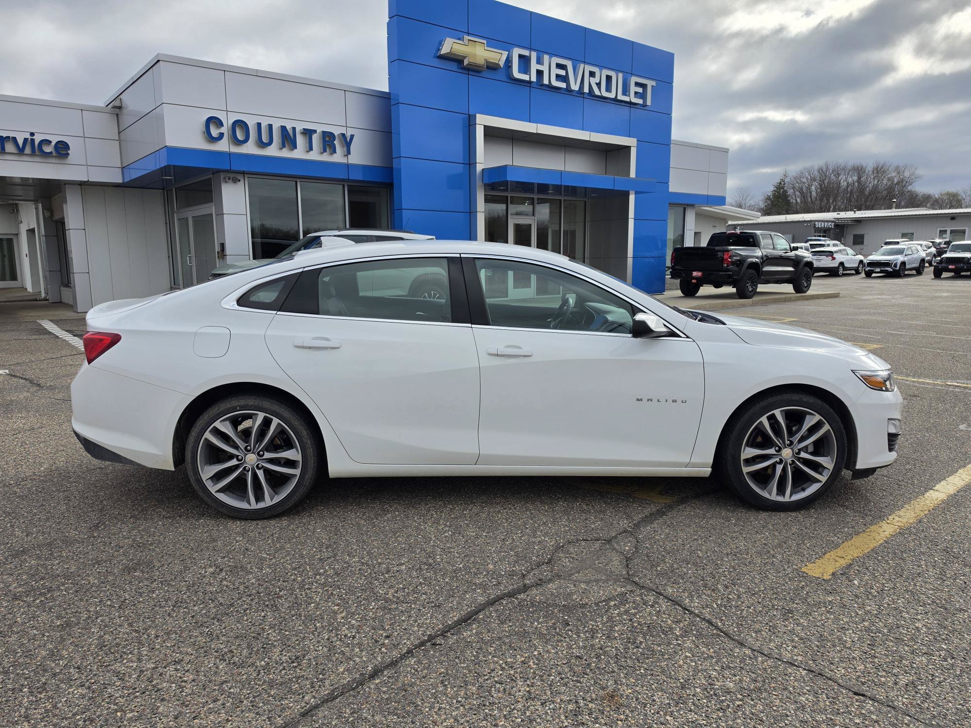 Used 2025 Chevrolet Malibu LT FWD image 3