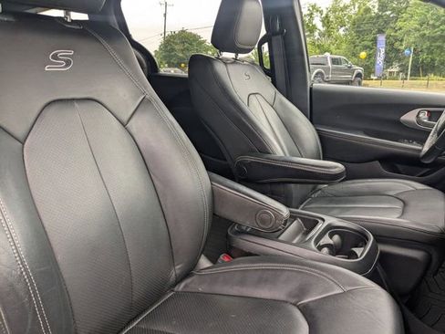 Used 2020 Chrysler Pacifica Touring-L FWD image 32