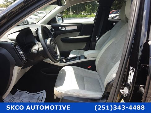 Used 2020 Volvo XC40 T5 Momentum image 11