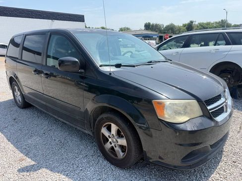 Used 2013 Dodge Grand Caravan SXT FWD image 2