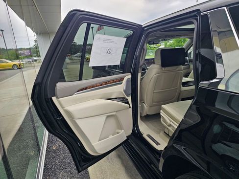 New 2026 Cadillac Escalade Platinum Luxury w/ LPO, Radiant Package AWD/4WD image 16