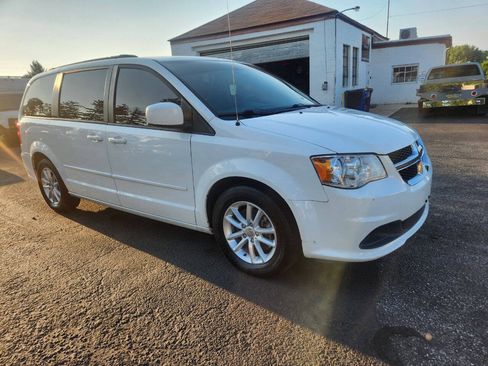 Used 2016 Dodge Grand Caravan SXT FWD image 2