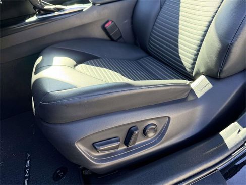 Certified 2019 Toyota Camry SE image 18