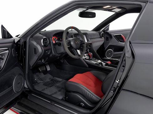 Used 2017 Nissan GT-R NISMO image 9