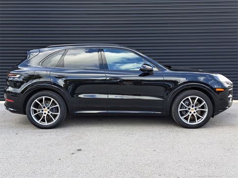 Used 2025 Porsche Cayenne image 8
