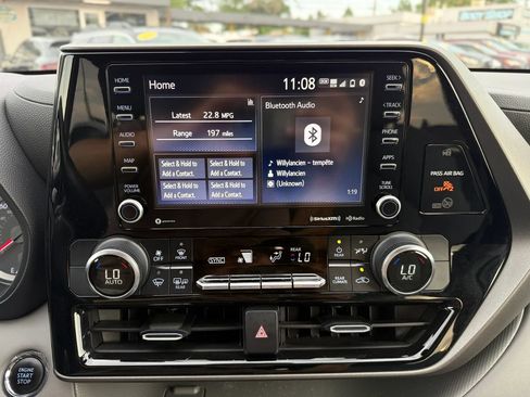 Used 2022 Toyota Highlander LE AWD/4WD image 35