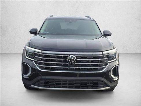 Certified 2025 Volkswagen Atlas SE image 2