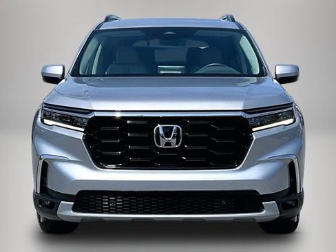 Certified 2025 Honda Pilot Touring image 3