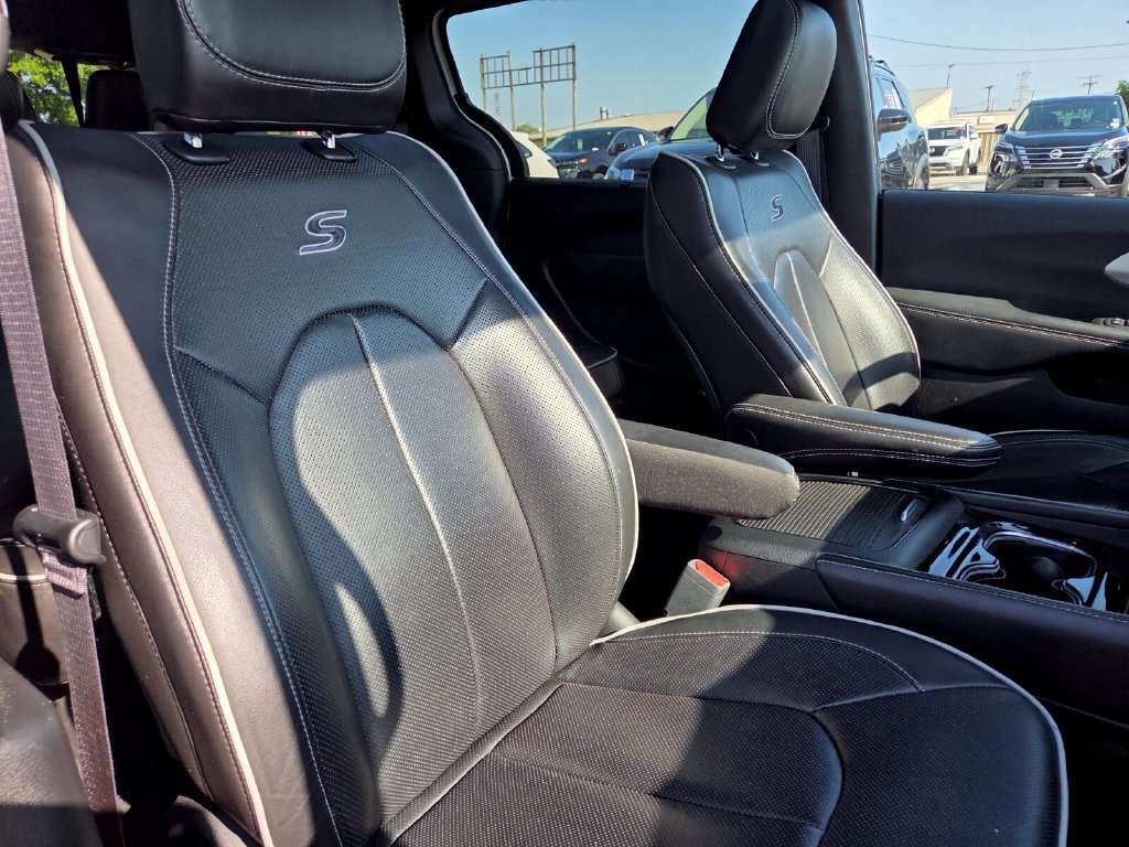Used 2025 Chrysler Pacifica Limited FWD image 31