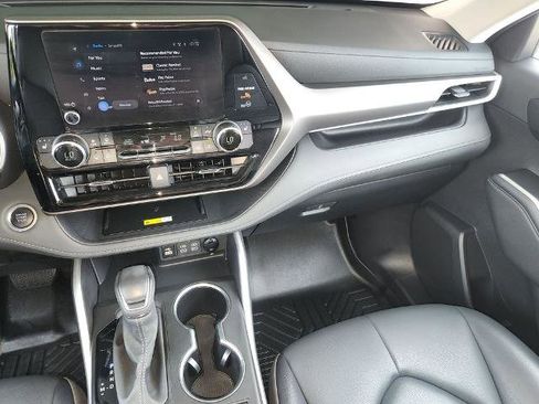 Used 2024 Toyota Highlander XLE FWD image 18