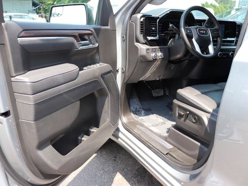 Used 2025 GMC Sierra 1500 SLT AWD/4WD image 10