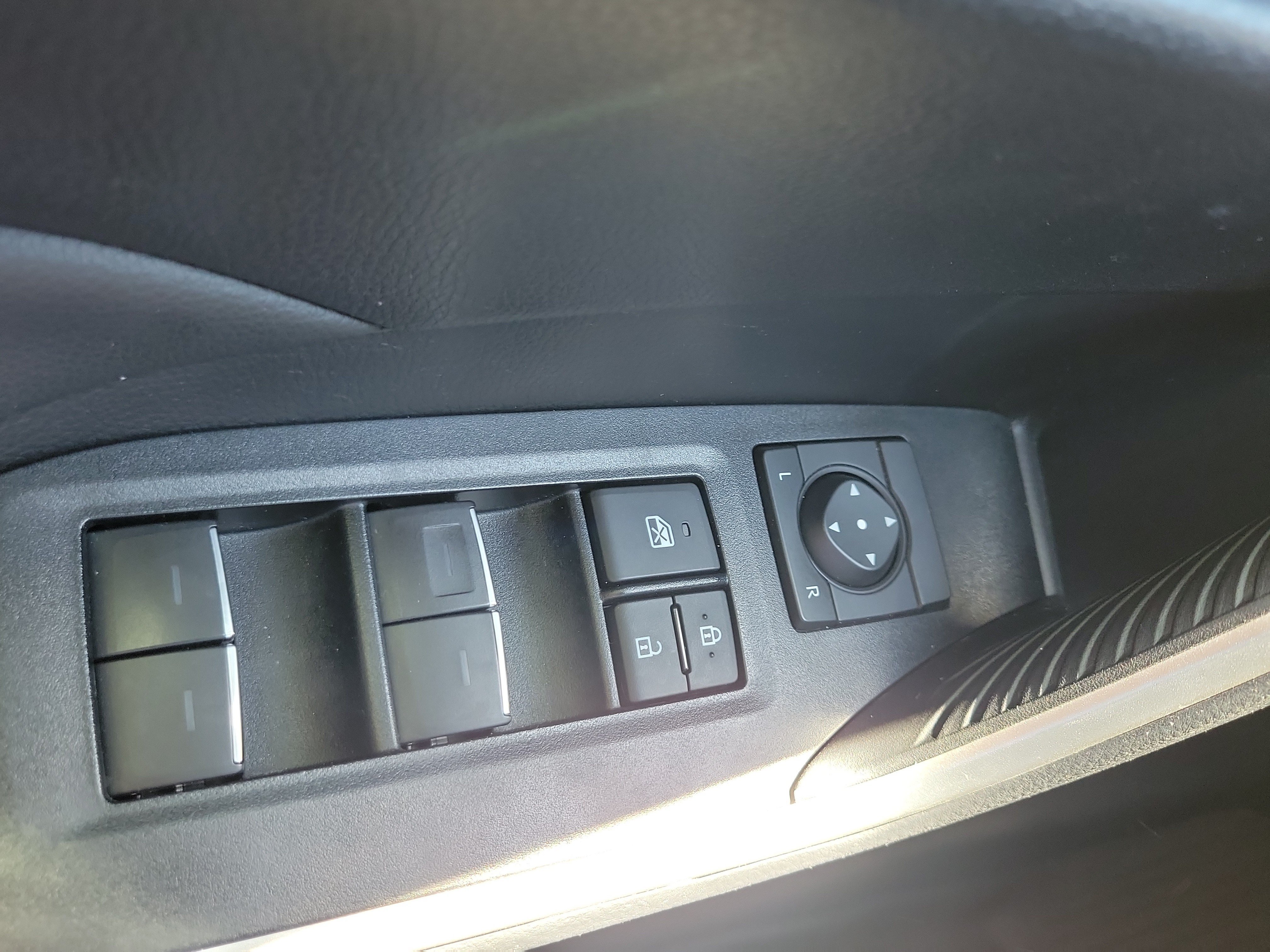 Used 2025 Toyota RAV4 XLE w/ Convenience Package FWD image 24