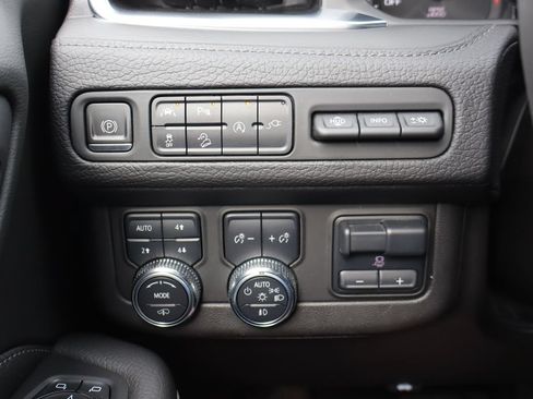 Used 2021 GMC Yukon Denali w/ Denali Premium Package AWD/4WD image 14
