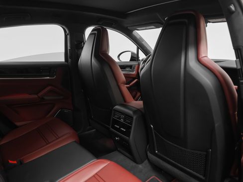 Certified 2024 Porsche Cayenne Turbo AWD/4WD image 38