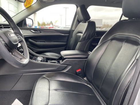 Used 2023 Jeep Grand Cherokee L Limited image 11