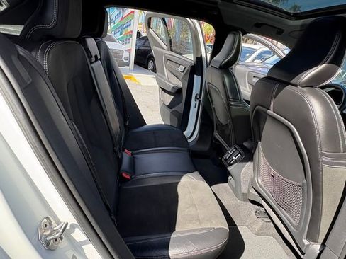 Used 2020 Volvo XC40 T4 R-Design image 19