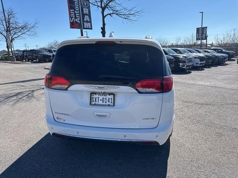 Used 2018 Chrysler Pacifica Limited image 6