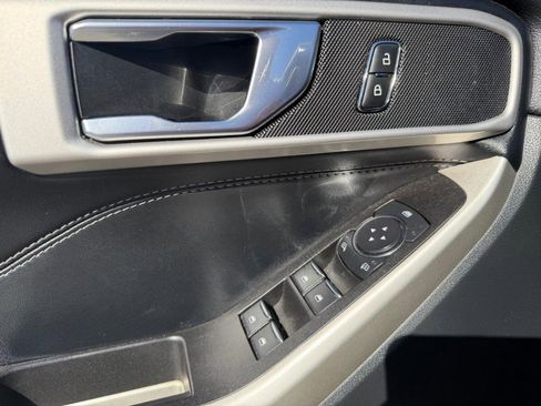 Used 2022 Ford Explorer XLT image 31