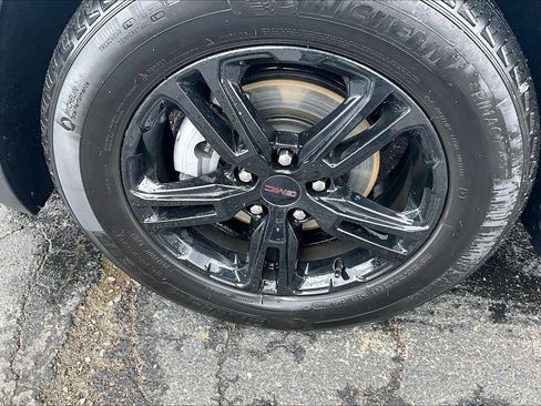 Used 2024 GMC Terrain SLE FWD image 2