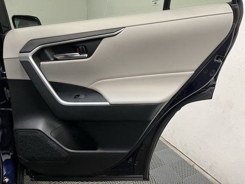 Used 2021 Toyota RAV4 XLE Premium image 18