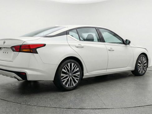 Used 2025 Nissan Altima 2.5 SV FWD image 9