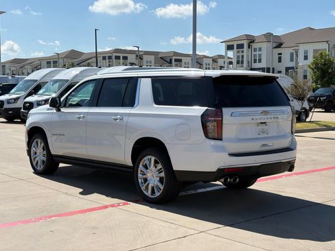 Used 2023 Chevrolet Suburban High Country AWD/4WD image 5