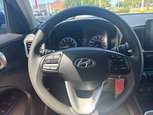 Used 2021 Hyundai Venue SE FWD image 17
