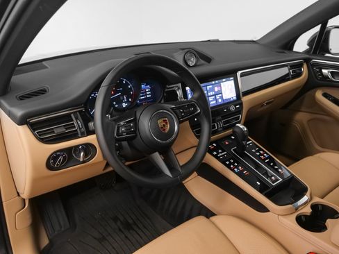 Used 2025 Porsche Macan image 4