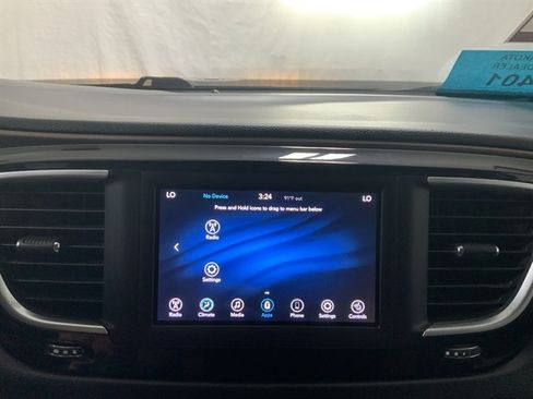 Used 2018 Chrysler Pacifica Touring-L image 25