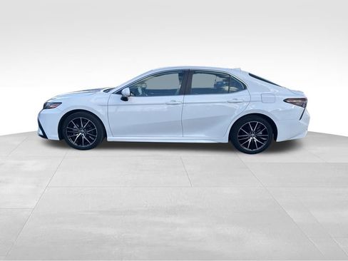 Used 2023 Toyota Camry SE image 4