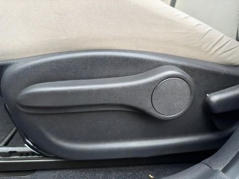 Used 2011 Nissan Juke SV FWD image 16