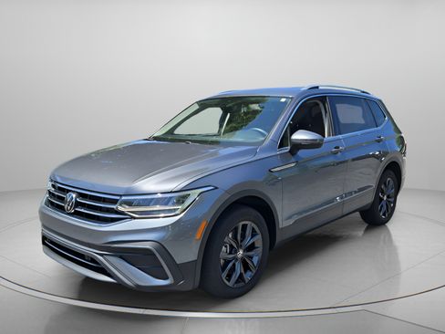 Certified 2024 Volkswagen Tiguan SE AWD/4WD image 1