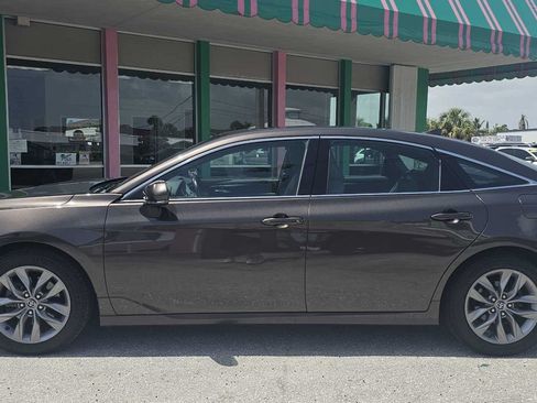 Used 2019 Toyota Avalon XLE w/ Moonroof Package FWD image 2