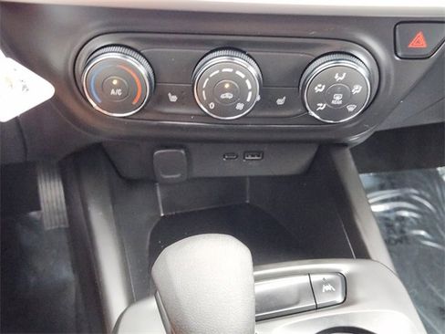 Used 2024 Chevrolet Trax RS FWD image 21
