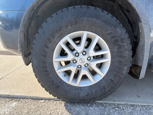 Used 2018 Nissan Frontier SV image 11