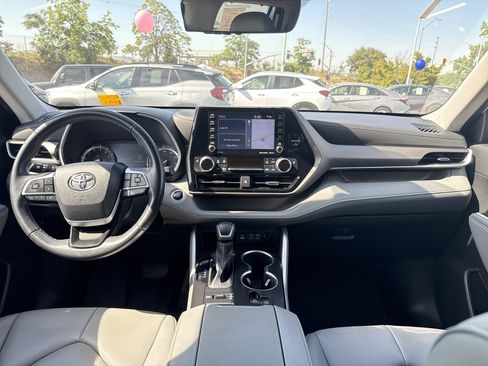 Used 2022 Toyota Highlander XLE AWD/4WD image 15