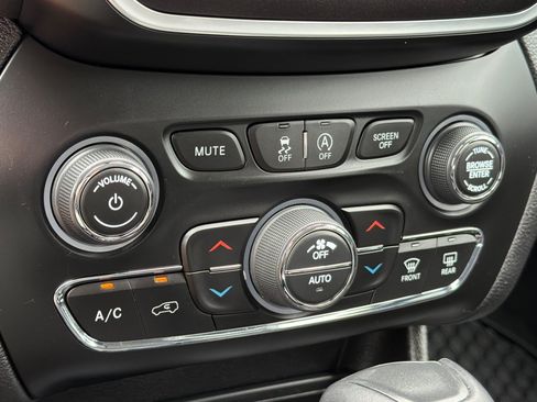 Used 2020 Jeep Cherokee Trailhawk AWD/4WD image 22